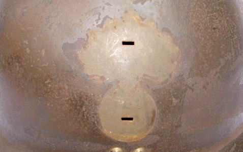 Kaki chocolat, les surfaces exposées foncent avec le temps.