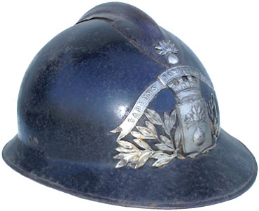 Casque Mle 26 recyclé, peint en noir.