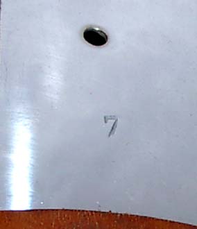 Trou de fixation de la plaque et taille.