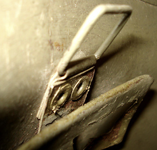 Rivetage commun de l'enchapure du dé et de la lame latérale.