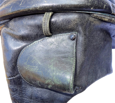 Gros plan sur le déflecteur et le passant gauches. Gros plan sur le déflecteur et le passant gauches.