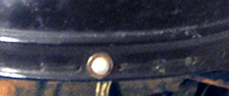 Rivet de maintien du bourrelet. Rivet de maintien du bourrelet.