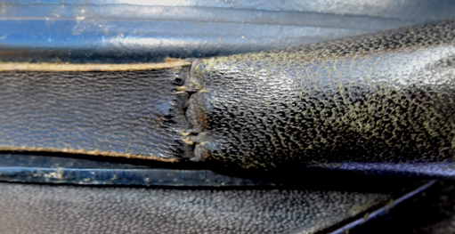 Couture entre la lanière et le bourrelet. Couture entre la lanière et le bourrelet.