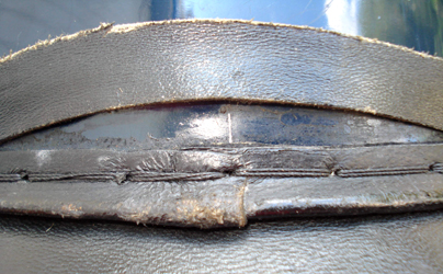 Le bord du bandeau est pris dans la couture périphérique. Le bord du bandeau est pris dans la couture périphérique.