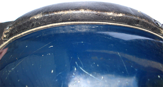 Le bourdalou passe sous le bourrelet droit. Le bourdalou passe sous le bourrelet droit.