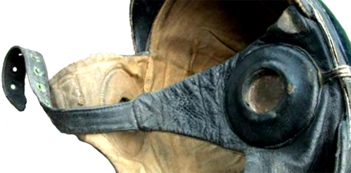 Vue d'ensemble du bavolet gauche. Vue d'ensemble du bavolet gauche.