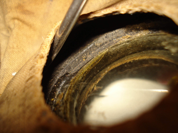 Vue de la cuvette et du mica, la petite rondelle étant déposée. Vue de la cuvette et du mica, la petite rondelle étant déposée.