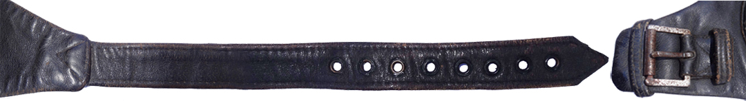 Base du bavolet gauche avec sa jugulaire et celle du bavolet droit avec sa boucle. Base du bavolet gauche avec sa jugulaire et celle du bavolet droit avec sa boucle.