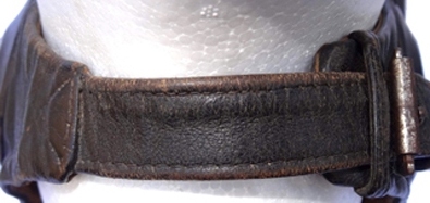 Jugulaire fermée. Jugulaire fermée.