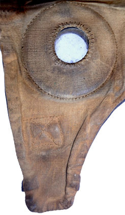 Intérieur du bavolet droit. Intérieur du bavolet droit.