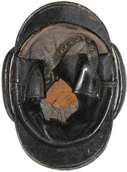 Casque du 2ème type réutilisé par la Croix Rouge. Casque du 2ème type réutilisé par la Croix Rouge.