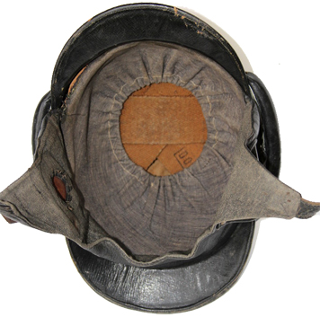 Casque du 2ème type réutilisé par la Croix Rouge. Casque du 2ème type réutilisé par la Croix Rouge.