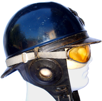 Casque du 1er type muni de lunettes mle 35. Casque du 1er type muni de lunettes mle 35.