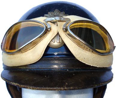 Casque du 1er type muni de lunettes mle 35. Casque du 1er type muni de lunettes mle 35.