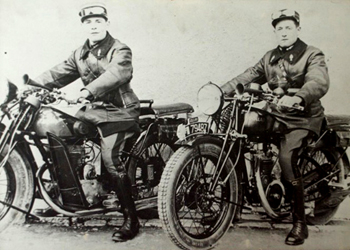 Gendarmes motocyclistes en képi. Gendarmes motocyclistes en képi.