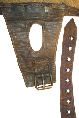Vue bandeau en toile de laine dans laquelle les agrafes de fixation sont passées. Vue bandeau en toile de laine dans laquelle les agrafes de fixation sont passées.