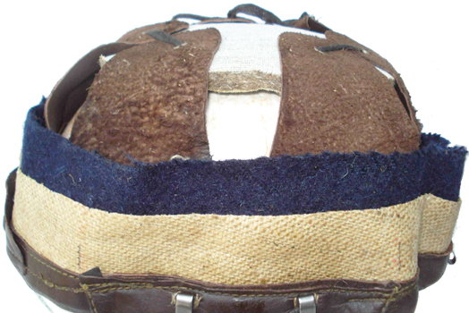Vue bandeau en toile de laine dans laquelle les agrafes de fixation sont passées. Vue bandeau en toile de laine dans laquelle les agrafes de fixation sont passées.