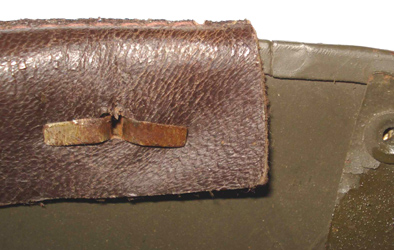 Pattes du rivet du bourrelet et jonction du jonc (fabrication Luchaire).