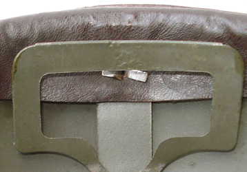 Pattes du rivet de fixation frontale du bourrelet.