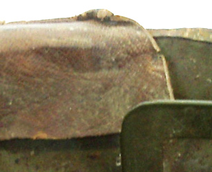 Variante : cuir collé sur les pattes de rivet.