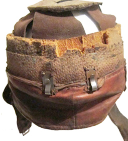 Mle 35 motocycliste, modifié à l'aide d'éléments de casque civil. Mle 35 motocycliste, modifié à l'aide d'éléments de casque civil.