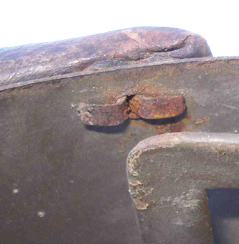 Pattes du rivet de fixation latérale du bourrelet en cuir.