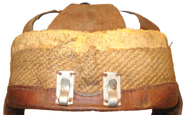 Agrafes frontales et bande de toile forte.