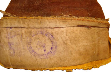 Envers du bandeau de caoutchouc alvéolaire.