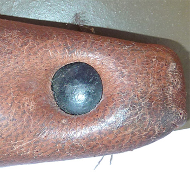 Tête du rivet de fixation latérale du bourrelet en cuir.