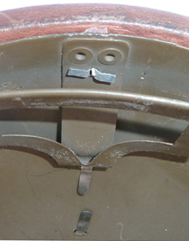 Pattes du rivet de fixation frontale du bourrelet en cuir.