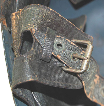 Coiffe en simili strié.