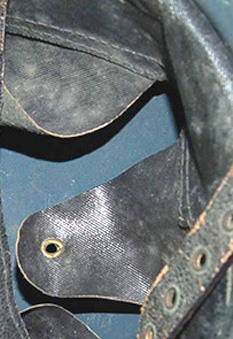 Coiffe en simili strié.