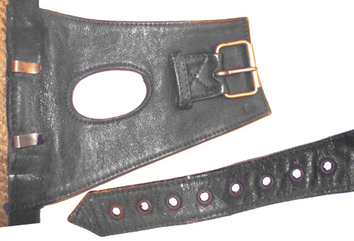 Bavolets, boucle et sangle perforée.