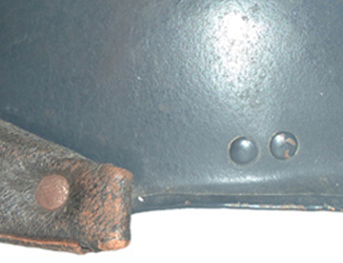 Tête du rivet de fixation latérale du bourrelet en cuir.