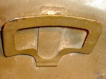 Lame ressort support de coiffe arrière.