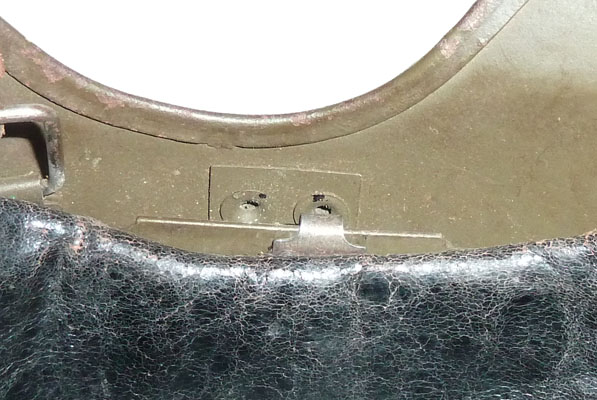 Détail échancrure et fixation latérale.