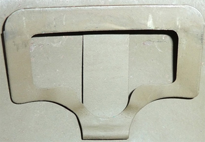 Lame ressort support de coiffe arrière.