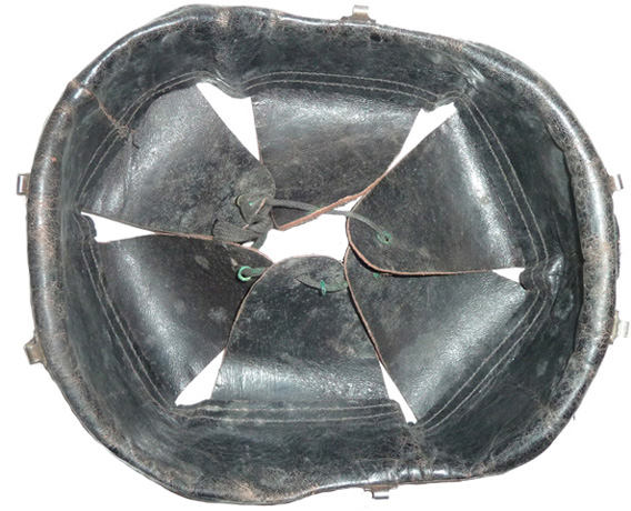 Coiffe en cuir glacé noir - vue de dessus.