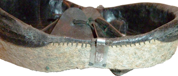 Détail échancrure latérale de la coiffe.