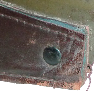 Tête du rivet de fixation du bandeau.