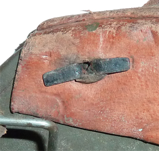 Pattes du rivet de fixation du bandeau.