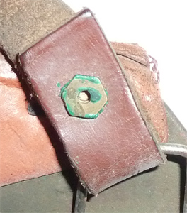 Bouton de fixation de la jugulaire.