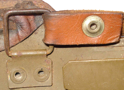 Passant de jugulaire, fixation inamovible par rivet.