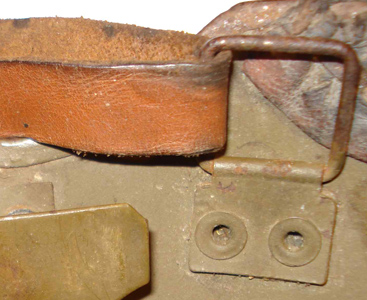 Passage libre de la jugulaire.