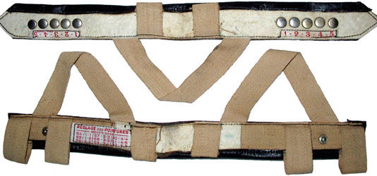 Deux parties de la coiffe - revers (passants en toile). Deux parties de la coiffe - revers (passants en toile).