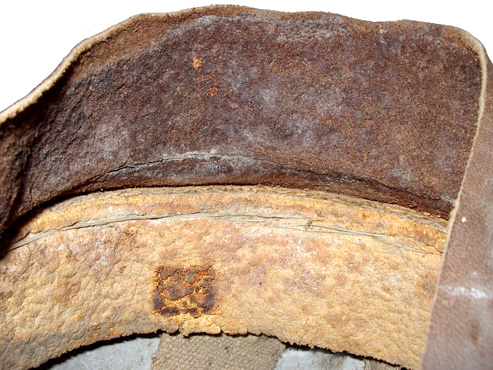 1er modèle de coiffe, couture du cuir et du rembourrage sur la bombe et rappel de la taille (55). 1er modèle de coiffe, couture du cuir et du rembourrage sur la bombe et rappel de la taille (55).