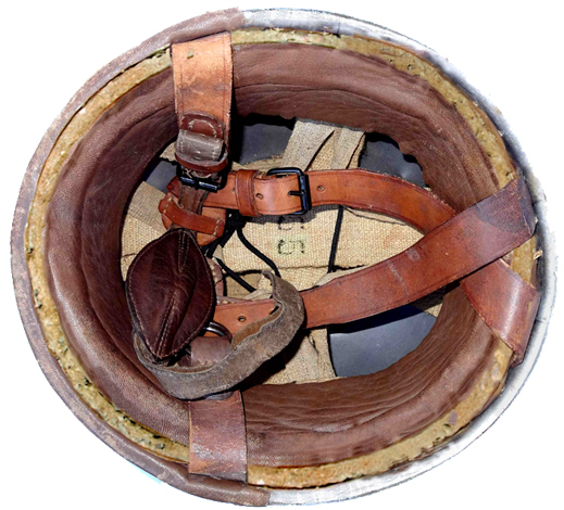 Casque du 1er type avec rembourrage du 1er modèle. Casque du 1er type avec rembourrage du 1er modèle.