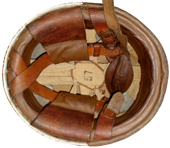 Casque du 2ème type avec rembourrage du second modèle. Casque du 2ème type avec rembourrage du second modèle.