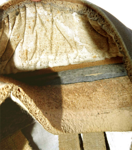 2ème modèle : seuls le feutre et le rempli du cuir sont cousus. 2ème modèle : seuls le feutre et le rempli du cuir sont cousus.