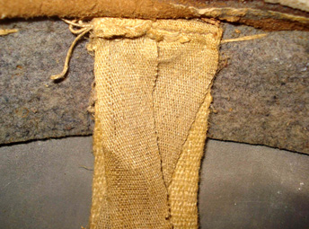Couture arrière des sangles de coiffe sur le feutre. Couture arrière des sangles de coiffe sur le feutre.